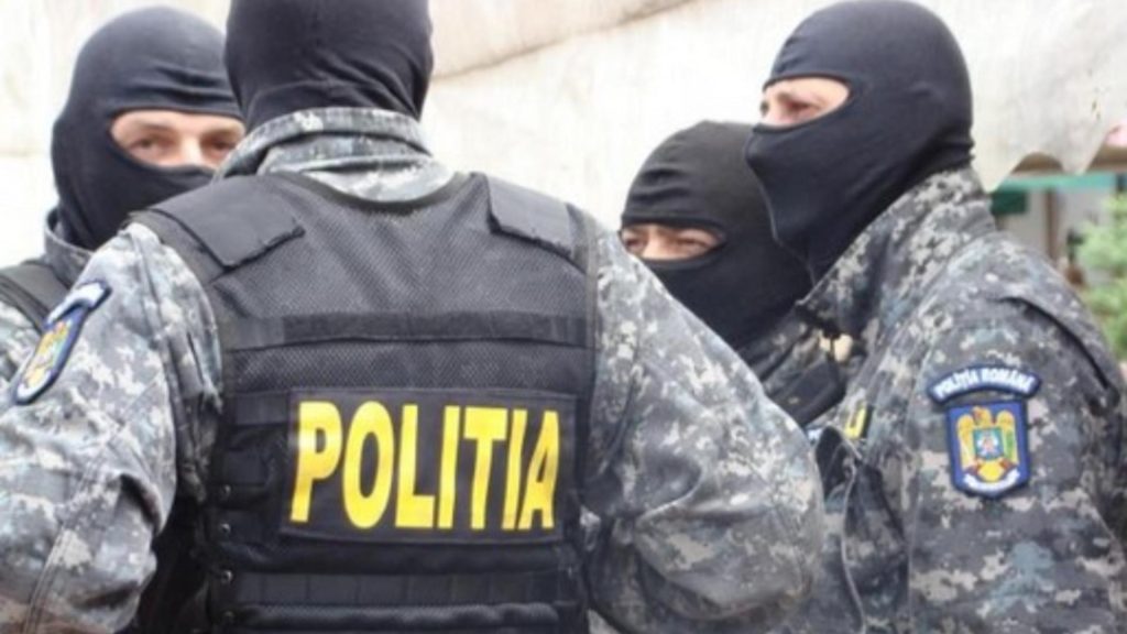 Percheziții la mai multe societăţi comerciale din domeniul comerţului cu produse alimentare, bănuite de evaziune fiscală. 12 tone de carne, confiscate