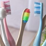 La cât timp trebuie schimbată periuța de dinți. Ce recomandă stomatologii