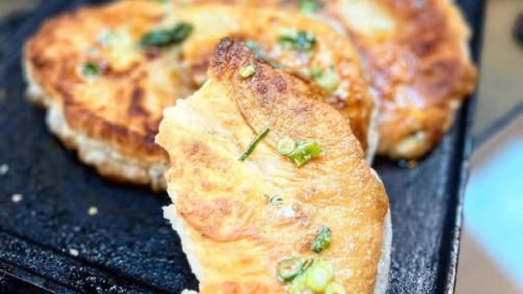 Rețeta lui Adi Hădean pentru plăcinte la tigaie cu brânză sau magiun. Tehnica specială care le face delicioase