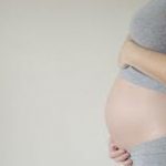 O româncă, declarată de instanță mama naturală a unui copil născut de o altă femei. Caz rar în Justiția din România
