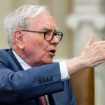 Lovește criza economică? Magnatul Warren Buffett acumulează numerar şi vinde acţiuni, dar nu explică de ce în scrisoarea sa anuală adresată investitorilor