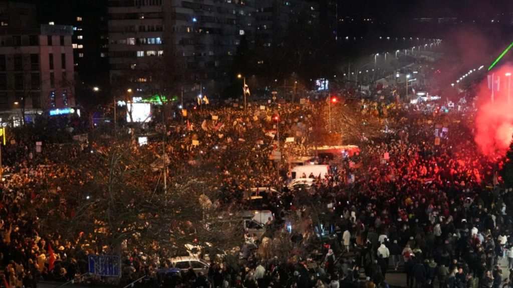 Serbia, zguduită de proteste în memoria victimelor prăbușirii acoperișului gării din Novi Sad