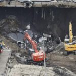 Șofer de TIR blocat de șapte zile într-o dolină adâncă de 15 metri în centrul unui oraș. De ce nu poate fi salvat