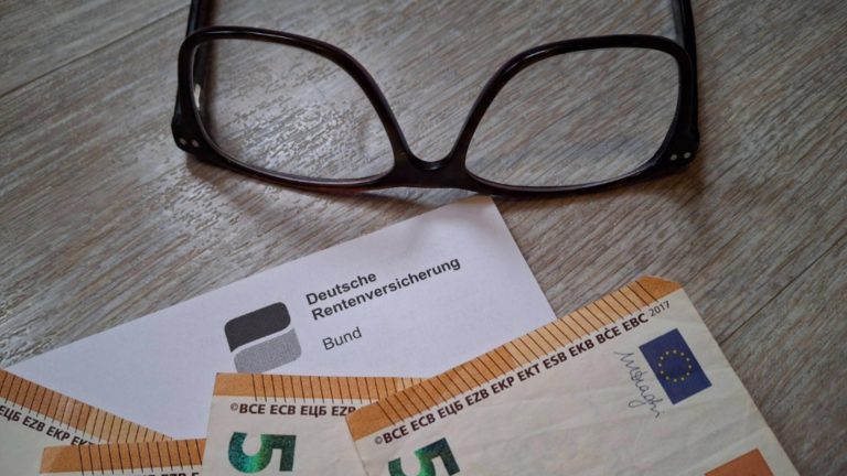 Lovitură pentru românii care lucrează în Germania. Se majorează din nou vârsta de pensionare, dar și taxele pe pensii