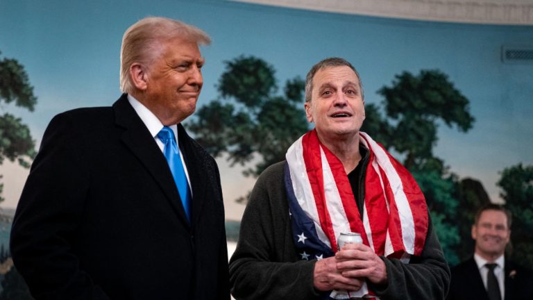 Marc Fogel, eliberat din Rusia, a fost primit de Trump la Casa Albă