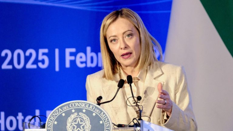 VIDEO. Gafa Giorgiei Meloni după ce a uitat microfonul deschis. Ce spuneau oamenii din echipa sa când credeau că nu îi aude nimeni