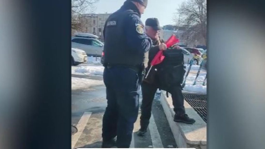 Protestatari cu steaguri, legitimați de jandarmi: „Pentru intimidare?” VIDEO. Purtătorul de cuvânt al Jandarmeriei intervine
