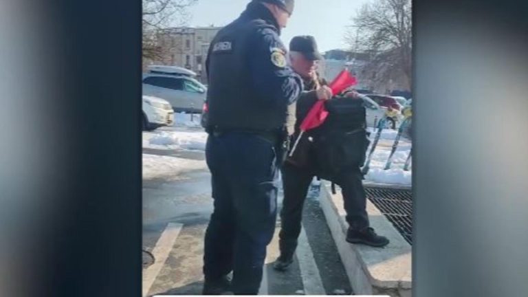 Protestatari cu steaguri, legitimați de jandarmi: „Pentru intimidare?” VIDEO. Purtătorul de cuvânt al Jandarmeriei intervine
