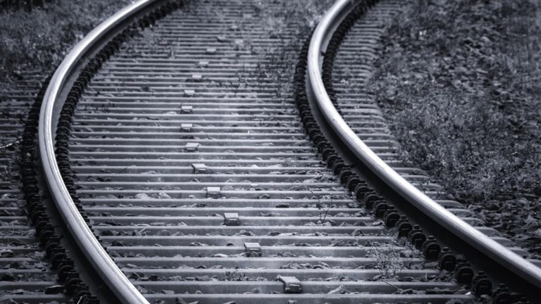 A fost reluat traficul feroviar după ce un tren de pe ruta Brașov - Constanța a intrat într-un buldoexcavator. Ce s-a întâmplat cu toți călătorii