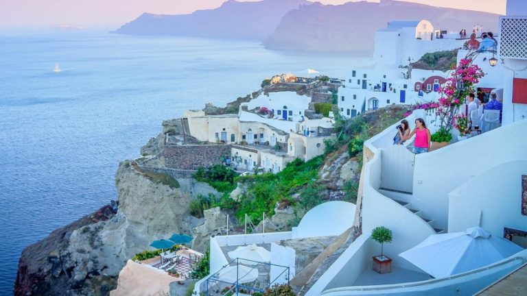 Insula iubită de români s-ar putea distruge iremediabil. Seismologii sunt disperați, două noi cutremure în Santorini
