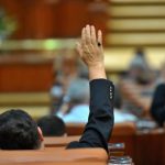 Când românii strâng cureaua, deputații achiziționează servicii de transport aerian pe rutele interne și de reparații autovehicule la prețuri fabuloase