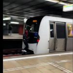 Trend periculos pe TikTok. Tinerii călătoresc cățărați de metrou