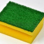 Cât de des trebuie să schimbi buretele de vase. Poate să devină un focar de bacterii