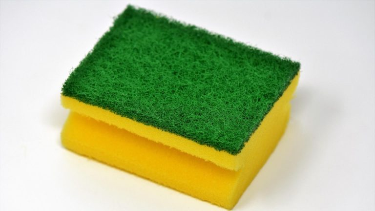 Cât de des trebuie să schimbi buretele de vase. Poate să devină un focar de bacterii