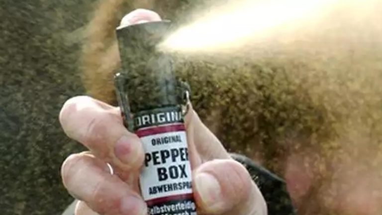 Minor de 13 ani, victima unui conflict între doi tineri mai mari. Adolescentul a ajuns la spital din cauza unui SPRAY LACRIMOGEN