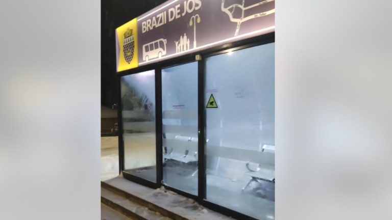 Comuna din România care are stații de transport încălzite: în Capitală, călătorii tremură în zăpadă până la genunchi - VIDEO