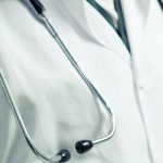Medic ginecolog, prins în timp ce primea MITĂ de la o gravidă. Femeia trebuia operată de urgență