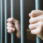 Caz halucinant în Gorj. Tânăr de 22 de ani, sechestrat de proprii părinți într-o cușcă și hrănit în lanțuri