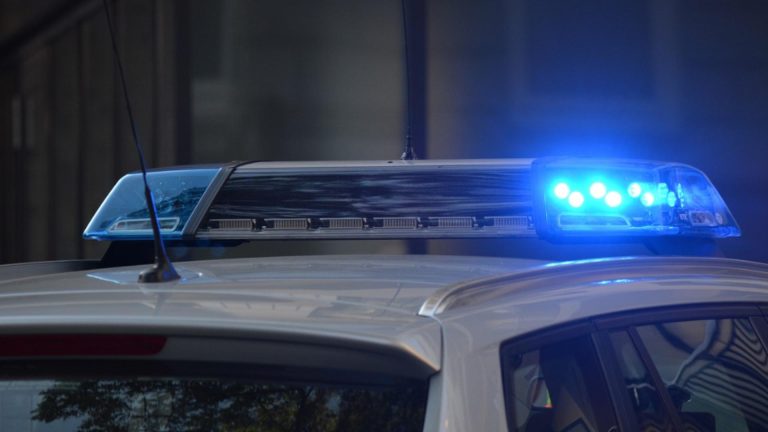 A atacat o familie cu ranga în propria locuinţă, apoi a furat bani, bijuterii şi un autoturism. Cu ce pedeapsă s-a ales bărbatul