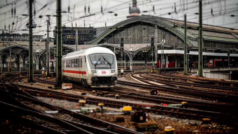 Momente de panică maximă! Un pensionar a dat foc la tren. A vrut să-și prepare cafeaua la...aragazul de voiaj!