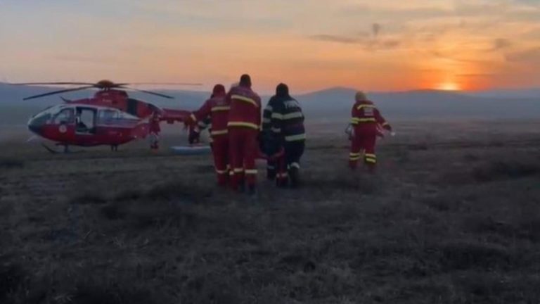 Accident grav în Tulcea: un tânăr de 20 de ani a rămas încarcerat, iar alte două persoane au fost grav rănite. Două elicoptere SMURD au ajuns la fața locului