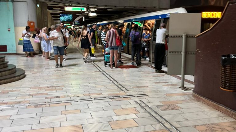 Circulație dată peste cap la metrou, pe fondul grevei japoneze. Mai mulți mecanici absentează "motivat", trenurile vin cu întârziere, 3 garnituri au fost suspendate