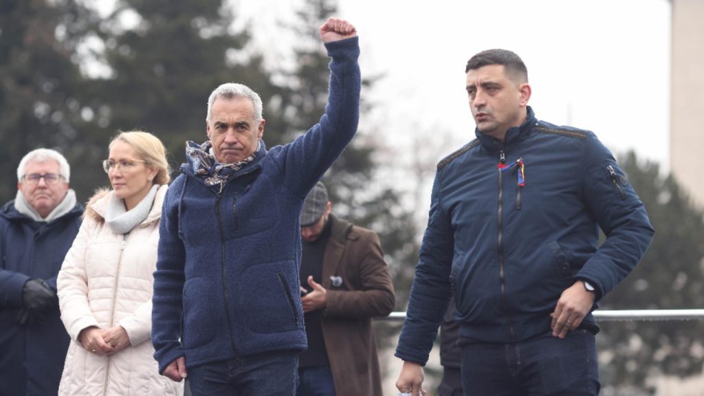 Călin Georgescu: "Vor să-mi BLOCHEZE candidatura". Apelul către miile de români prezenți în Piața Victoriei din Capitală