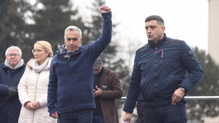 Călin Georgescu: "Vor să-mi BLOCHEZE candidatura". Apelul către miile de români prezenți în Piața Victoriei din Capitală