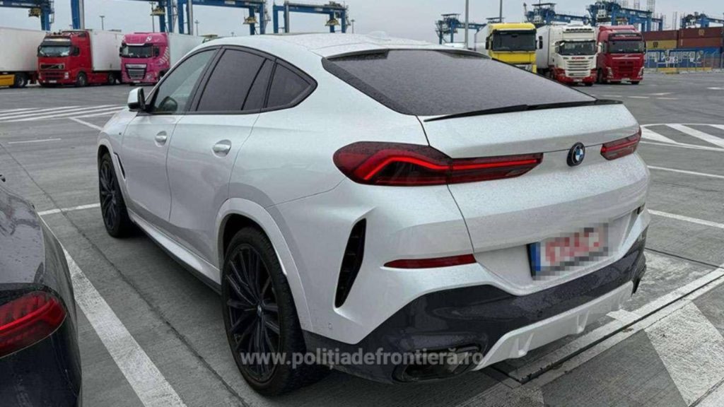 Mașini de lux cu numere de înmatriculare şi acte false, descoperite în Portul Constanţa. Erau pregătite pentru export - FOTO