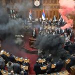 Scene IREALE în Parlamentul Serbiei. Deputații opozitiei au aruncat cu petarde si fumigene - VIDEO