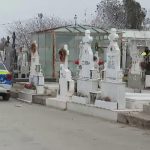 Tânăr reținut după vandalizarea a 18 morminte cu simboluri interzise, într-un cimitir din Bacău