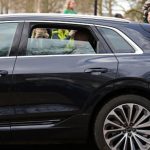 Prima apariție publică a Regelui Charles al III-lea după spitalizare: Suveranul britanic, surprins salutând trecătorii