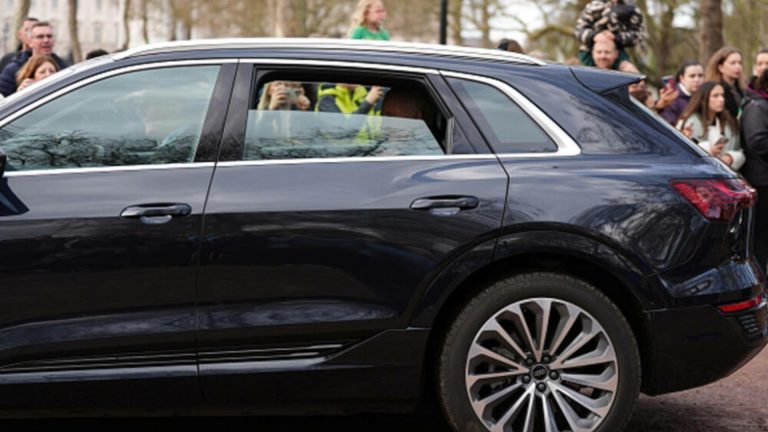Prima apariție publică a Regelui Charles al III-lea după spitalizare: Suveranul britanic, surprins salutând trecătorii