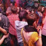 Românii gălăgioși vor fi loviți grav în portofel. Guvernul a decis majorarea amenzilor