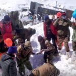 Prinși de avalanșă: zeci de oameni salvați după 60 de ore sub zăpadă