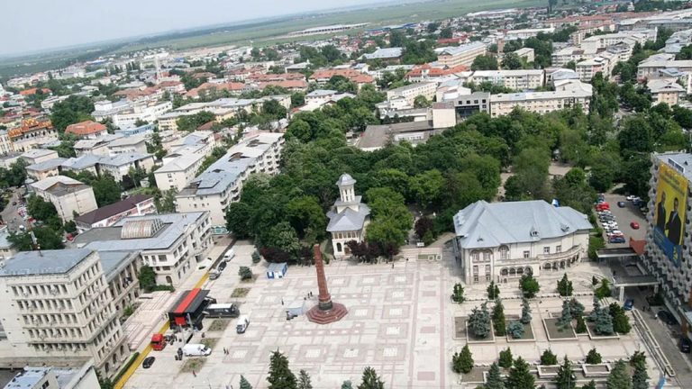 Orașul din România care mărește impozite cu până la 500% pentru proprietarii care nu au grijă de clădiri