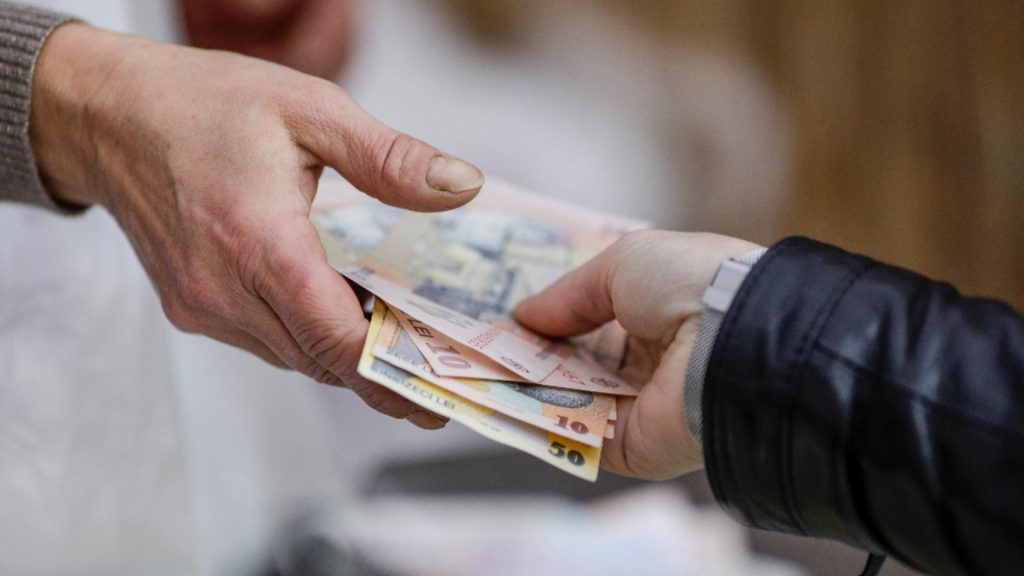 Seniorii primesc pomenile electorale, după ce au înghețat pensiile. Când vine prima tranșă de ajutor