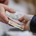 Seniorii primesc pomenile electorale, după ce au înghețat pensiile. Când vine prima tranșă de ajutor