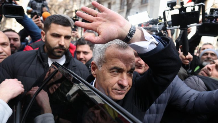 Situație fără precedent. BEC a respins dosarul candidaturii lui Călin Georgescu. Oamenii strigă „hoții” și se îmbrâncesc cu jandarmii