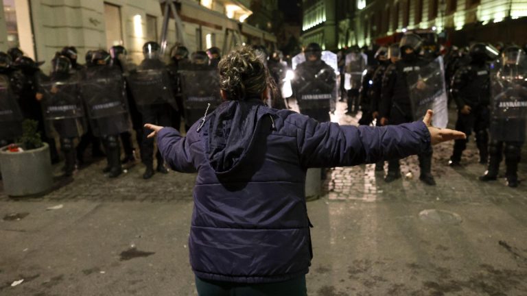 Cum prezintă presa internațională protestul spontan din centrul Capitalei: "HAOS!"
