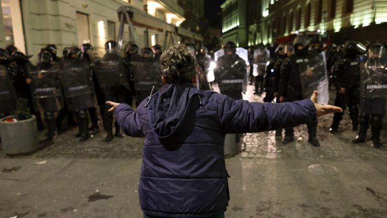 Trei dintre protestatarii implicați în violențele de la BEC, reținuți de procurori