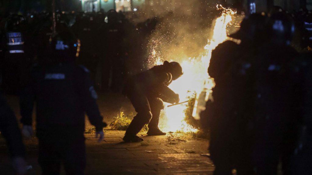 Opt protestatari implicați în violențele de la sediul BEC, după respingerea candidaturii lui Călin Georgescu, au fost ARESAȚI preventiv