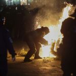 Opt protestatari implicați în violențele de la sediul BEC, după respingerea candidaturii lui Călin Georgescu, au fost ARESAȚI preventiv