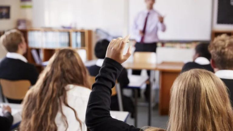 Subiecte simulare Evaluare Națională la limba română 2025: poezia „Trezire" de Lucian Blaga i-a provocat pe elevii de clasa a VIII-a