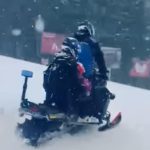 O femeie a făcut ATAC DE PANICĂ pe pârtia din Predeal! Ea și fiica sa de 8 ani, coborâte cu snowmobilul de către jandarmi - FOTO&VIDEO
