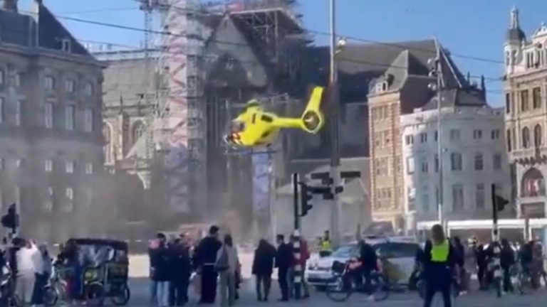 Atac cu cuțitul  pe o stradă din Amsterdam! Cel puțin 5 persoane au fost rănite: un elicopter și mai multe ambulanțe au ajuns la fața locului