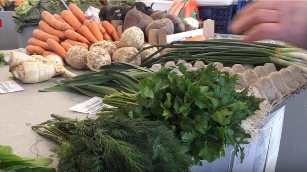 Alimentele, tot mai SCUMPE. Oamenii nu își mai permit să cumpere: prețurile cele mai mari, la legume