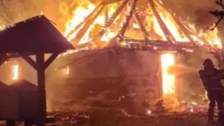Incendiu devastator! Biserica din lemn de la Muzeul Satului Bănăţean din Timișoara a fost mistuită de flăcări - FOTO&VIDEO