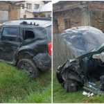 Accident grav în Argeș! Două mașini s-au ciocnit violent. Femeie, blocată între fiarele contorsonate