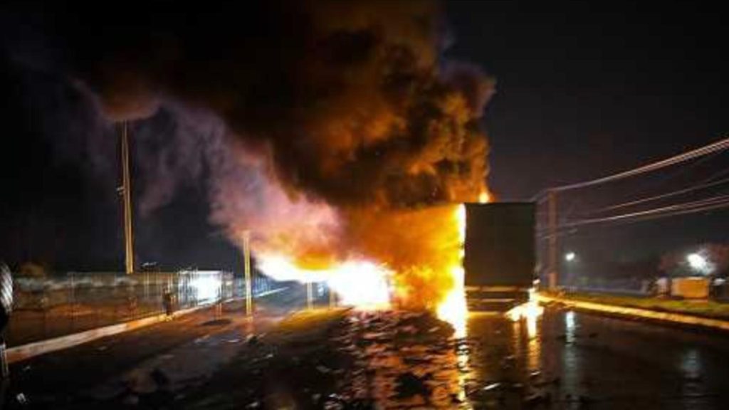 Accident grav, în jud. Arad: un TIR și o autobasculantă cu nisip s-au ciocnit, pe DN 7. Ambii șoferi au murit - circulația în zonă, oprită